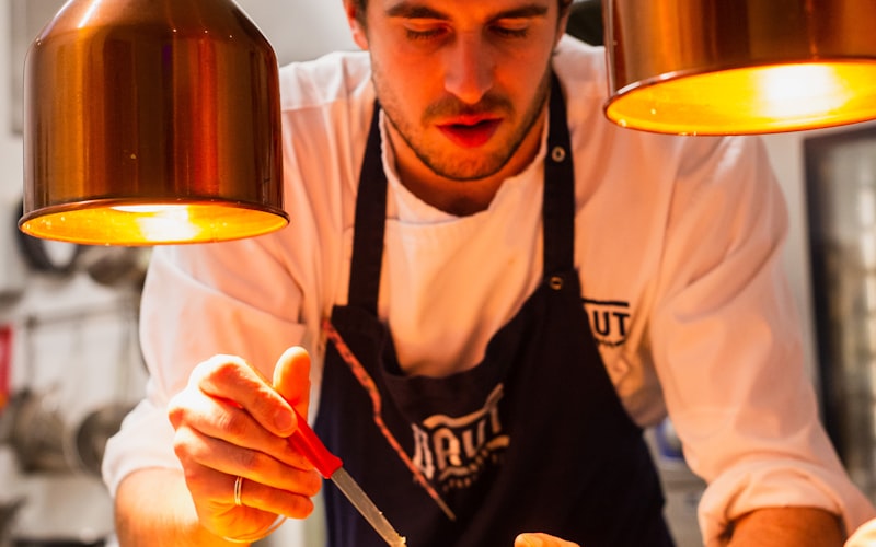 Chef en cuisine professionnelle lors d'un service